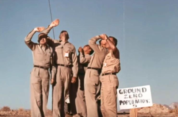 Συγκλονιστικό βίντεο ντοκουμέντο από πυρηνικές δοκιμές: Πέντε άνδρες παρακολουθούν ατάραχοι τον πυρηνικό πύραυλο- Τα επόμενα πειράματα με ανθρώπους και γουρούνια!